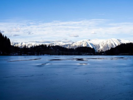 Winter atmosphere, frozen Gleinkersee, behind the Sengsengebirge, Spital am Pyhrn, Totes Gebirge,