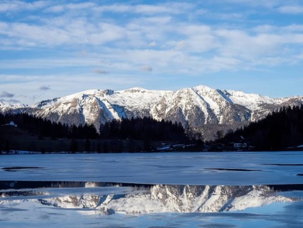Winter mood, frozen Gleinkersee, behind the Sengsengebirge, reflection, Spital am Pyhrn, Totes