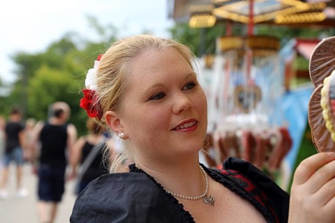 Symbolic image: Woman in traditional traditional costume at a folk festival (Brezelfest Speyer)