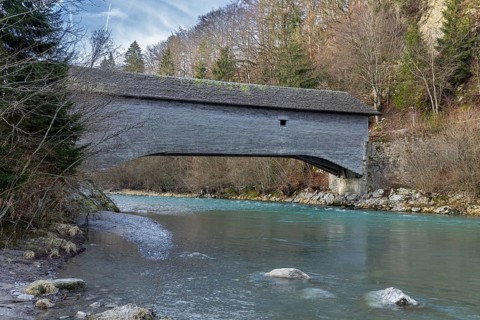 Le Pont qui Branle, covered wooden bridge Pont du Chatelet, Gruyeres, Fribourg, Switzerland, Europe