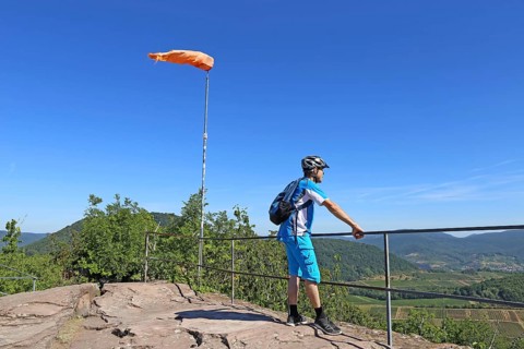 Mountain bikers on the viewing platform of the Neukastel castle ruins above Leinsweiler, Suedliche