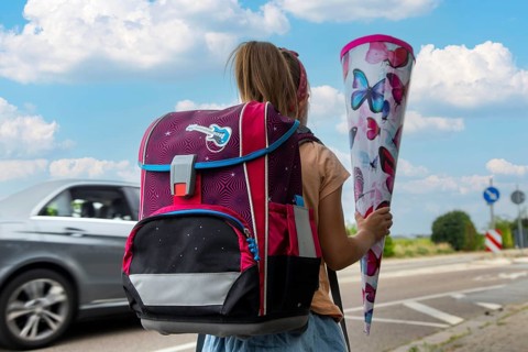 Symbolic image: Girl on the way to her first day at school