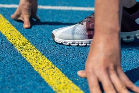 Close-up of an athlete in front of the start of a race (symbolic image)