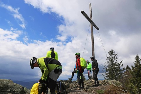 Participants of the Trans Bayerwald from the DAV Summit Club take a break on the summit of the