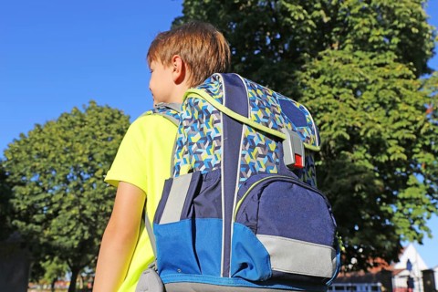 Symbolic image: Primary school pupils on the way to school