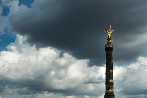 The Victory Column on the Strasse des 17. Juni under a gloomy sky, crisis, weather, bad weather,