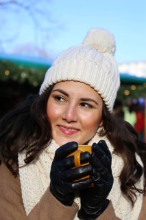 Symbolic image: Cheerful young woman at a German Christmas market