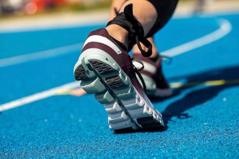Close-up of an athlete in front of the start of a race (symbolic image)