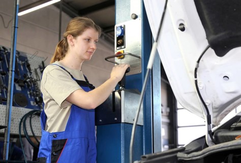 Symbolic image: Woman in a male profession: automotive mechatronics technician