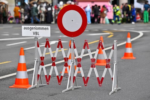 Barrier no-driving sign