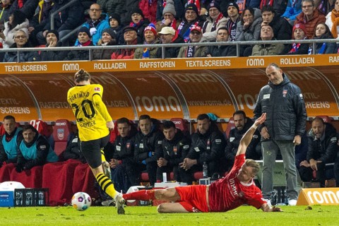 Football match, Marcel SABITZER Borussia Dortmund, left, tries to run away with the ball, Lennard