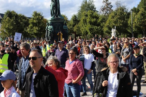 Karlsruhe: Corona protests against the measures taken by the federal government. The protests were