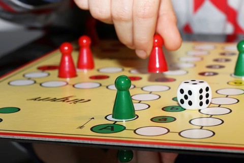 Symbolic image: Family playing Mensch aergere Dich nicht