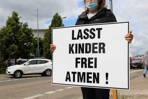 Rally against the corona measures: Demonstrators express their criticism of the corona policy with
