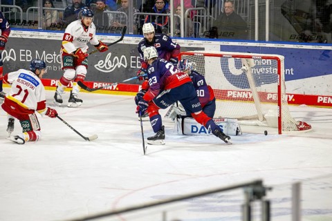 Game scene Adler Mannheim against Duesseldorfer EG (PENNY DEL, German Ice Hockey League)