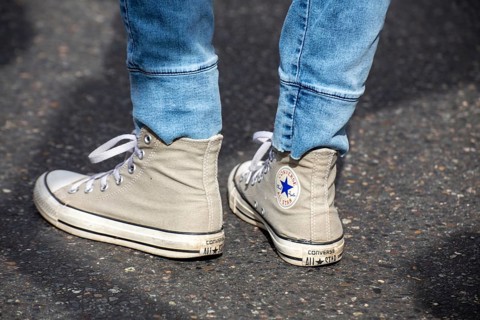 Light-coloured chucks in combination with tight jeans