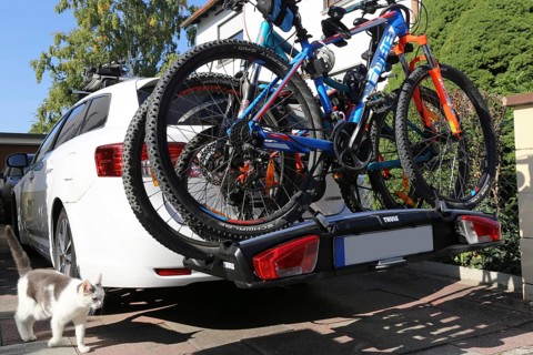 Mountain bikes on the rear carrier of a car
