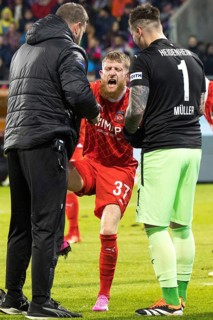 Football match, physiotherapist Marc WEISS 1.FC Heidenheim left and goalkeeper Kevin MUeLLER 1.FC