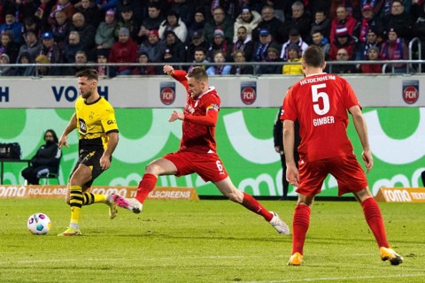 Football match, Niclas FUeLLKRUG Borussia Dortmung left runs away, captain Patrick MAINKA 1.FC
