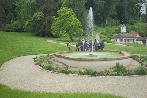 Park, fountain with fountain and guardhouse, group of people, princely camp, Auerbach, Bensheim,