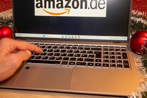 Symbolic image of Christmas shopping on the internet/at Amazon: Christmas decorations and laptop