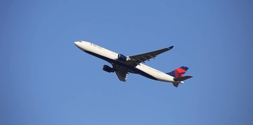 A passenger aircraft of the US airline Delta takes off from Frankfurt Airport