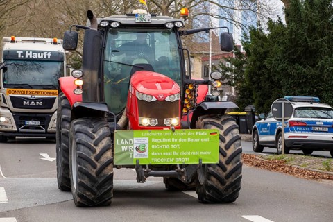 Farmers' protests in Ludwigshafen am Rhein: Large convoy of farmers from the Southern Palatinate