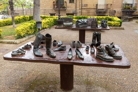 Artwork bronze sculpture by Koko Rico 'Viajeros/Bidaiariak Izenekoa' 2004, Laguardia, Alava, Basque