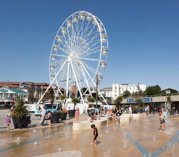 Big Wheel ferris wheel water fountain spray, Pier Approach, Bournemouth, Dorset, England, UK
