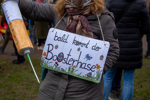 Frankfurt: Large demonstration against the corona measures. The organiser estimates the number of