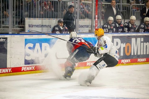 Game scene Adler Mannheim against Fischtown Pinguins Bremerhaven (PENNY DEL, German Ice Hockey