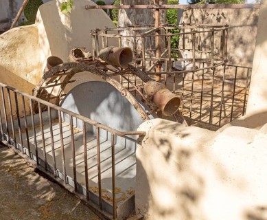 Historic water wheel and well mechanism in garden of the Pousada Castelo de Altivo, Alvito, Baixo