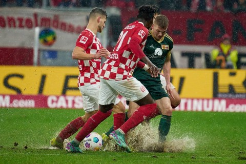 Football Bundesliga catch-up match Mainz 05-Union Berlin at the MEWA-Arena in Mainz. Mainz's (l-r)