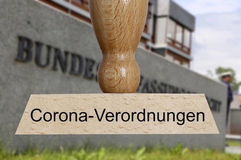 Symbolic image of the constitutional complaint against corona regulations: In the foreground a