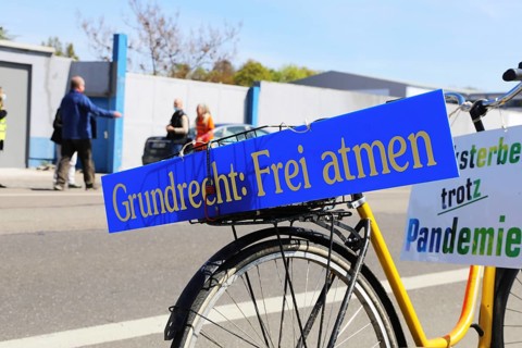 Rally against the corona measures: Demonstrators express their criticism of the corona policy with
