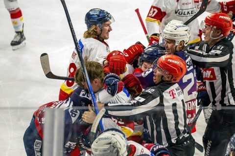 Scuffle at the game between Adler Mannheim and Duesseldorfer EG (PENNY DEL, Deutsche Eishockey