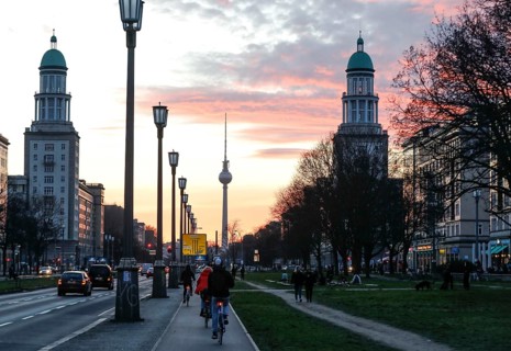 Evening atmosphere on Frankfurter Allee with a view of the television tower, Berlin, 29/03/2021
