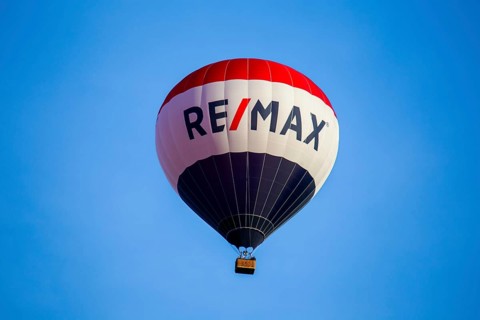 Hot air balloon in the evening sky over Mutterstadt, Palatinate (02/09/2023)