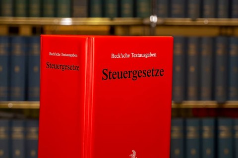 Symbolic image of tax advice: specialist book STEUERGESETZE from Beck-Verlag in front of a