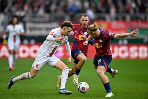 Ruben Vargas FC Augsburg FCA (16) v David Raum RasenBallsport Leipzig RBL (22) Xaver Schlager
