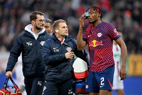 Mohamed Simakan RasenBallsport Leipzig RBL (02) has to leave the pitch injured, carer, WWK Arena,