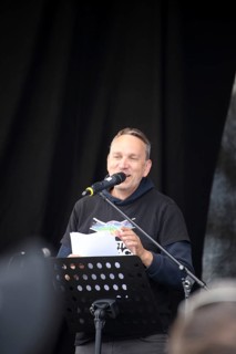 Lawyer Ralf Ludwig speaks at the large lateral thinker demonstration in Stuttgart. The motto of the