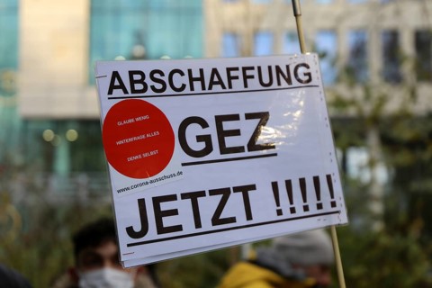 Frankfurt: Demonstration against vaccination pressure and the threat of compulsory vaccination. The