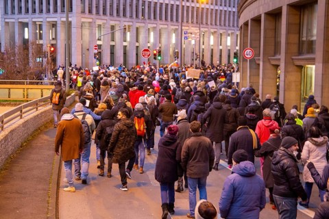 Frankfurt: Large demonstration against the corona measures. The organiser estimates the number of