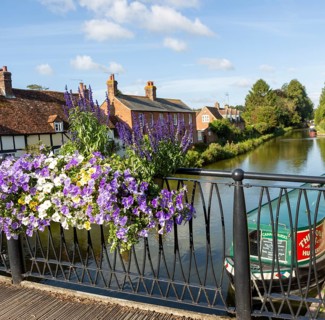 Kennet and Avon canal in town centre of Hungerford, Berkshire, England, UK