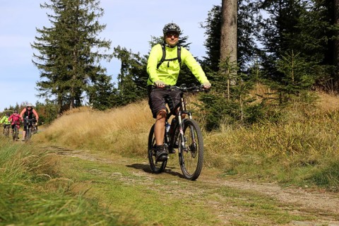 Mountain bike tour through the Bavarian Forest with the DAV Summit Club: Mountain bikers in the