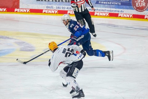 Game scene Adler Mannheim against Fischtown Pinguins Bremerhaven (PENNY DEL, German Ice Hockey