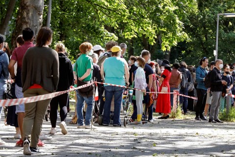 Vaccinees stand in a long queue. Neighbourhood residents in the Tempelhof Schoeneberg district can