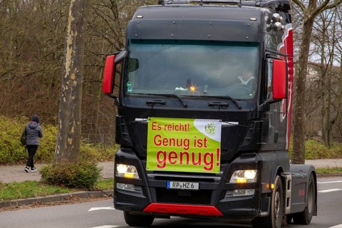 Farmers' protests in Ludwigshafen am Rhein: Large convoy of farmers and haulage companies from the