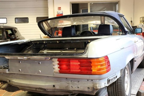 Restoration of a Mercedes 380 SL in a car paint shop
